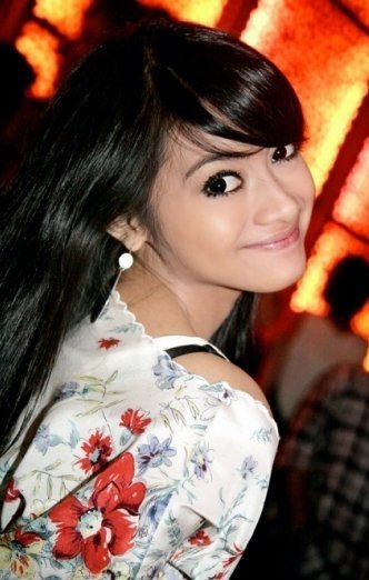 Foto Paha Mulus dan Seksi Artis Rini Yulianti Hot