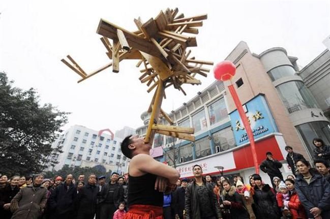 Rekor Angkat 23 Bangku Dengan Gigi