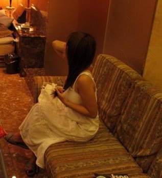 Foto Cewek Bispak Lagi Nunggu Om Om dalam Kamar Hotel