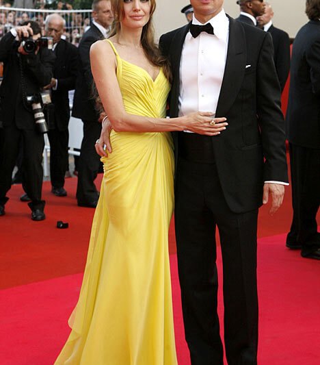 Brad pitt dan Angelina Jolie kahwin sabtu ini.