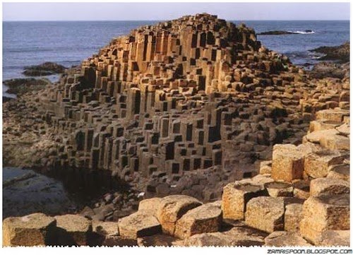 Tiang-tiang Unik di Giant Causeway Ireland Muncul Secara Misteri.