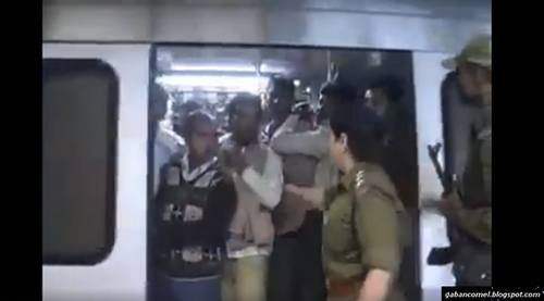 Video.Masuk Gerabak Wanita Penumpang Lelaki Ini Terus Dipukul.