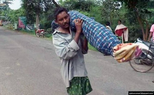Kerana Miskin Tidak Mampu Sewa Ambulan Lelaki Ini Usung Mayat Isteri 10km.