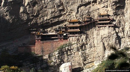 Kuil Ini Seperti Tergantung